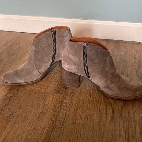 Women's Frye Nora Zip Short tan suede Ankle Boots Size 8.5 MSRP $298 EUC - Picture 5 of 9